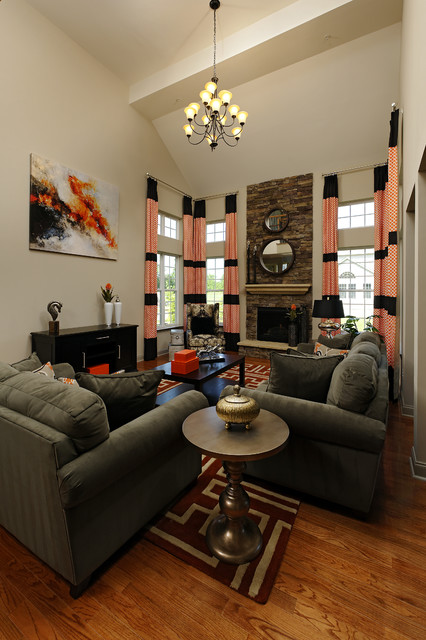 Дизайн гостиной с оранжевыми шторами.