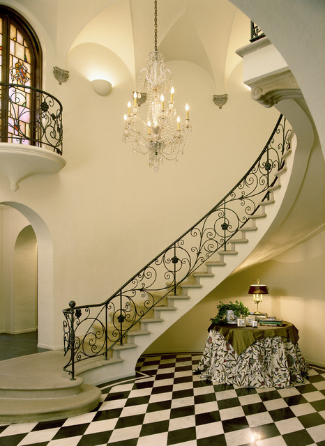 Дизайн мраморной лестницы с коваными перилами