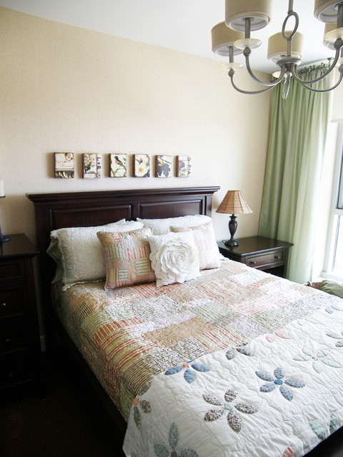 Дизайн спальни с цветастым одеялом