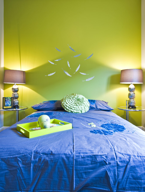 Дизайн спальни с летящими перьями