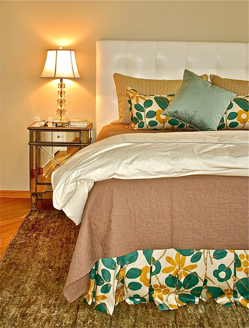 Дизайн спальни с ярким цветовым решением