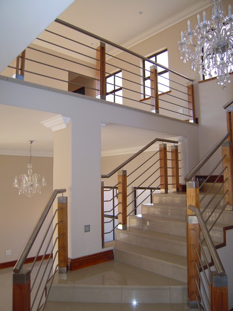 Дизайн строгой лестницы в светлых тонах