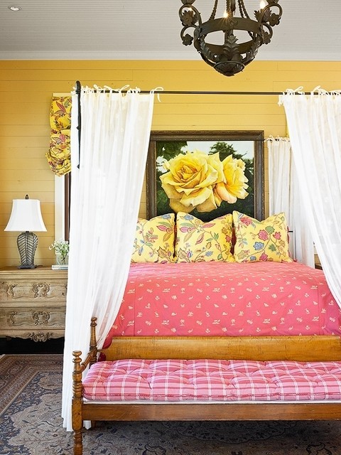 Дизайн желто-алой спальни с огромной кроватью 