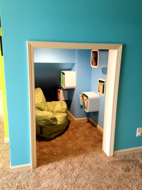 Фото детской комнаты в голубых тонах.
