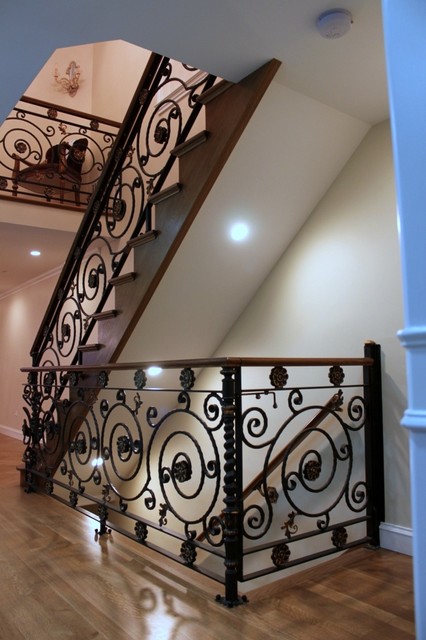 Фото лестницы с коваными перилами.