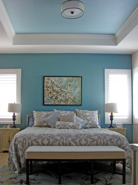 Фото спальной комнаты  в светлых голубых тонах