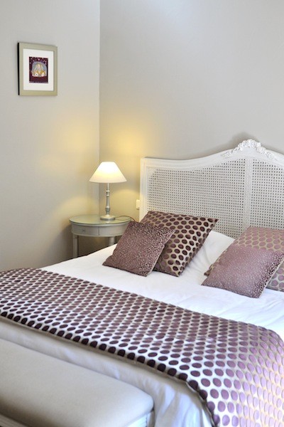 Фотография замечательного дизайна светлой спальной комнаты