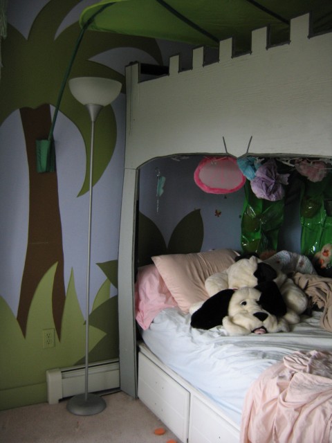 Интерьер детской комнаты в доме.
