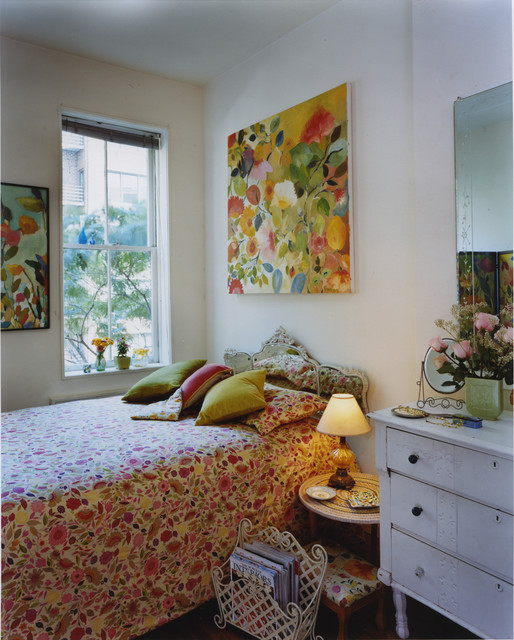 Интерьер спальни с цветочным мотивом.