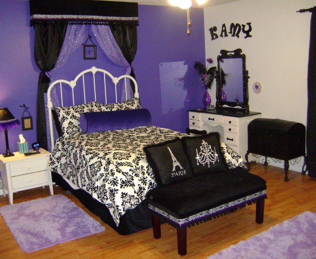 Красивый интерьер спальной комнаты с яркой фиолетовой стеной