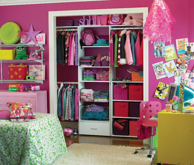 Красочная детская комната на фото.