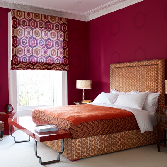 Модный интерьер спальни. Красный цвет стен 
