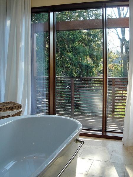 Оригинальный дизайн ванной комнаты с  панорамным видом сада