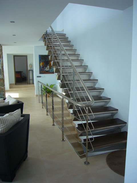 Отличный дизайн лестницы для загородного домика