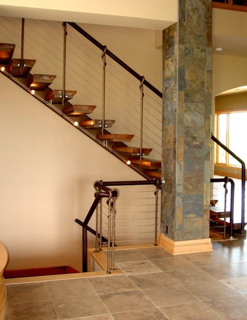 Современный дизайн интерьера лестницы в доме