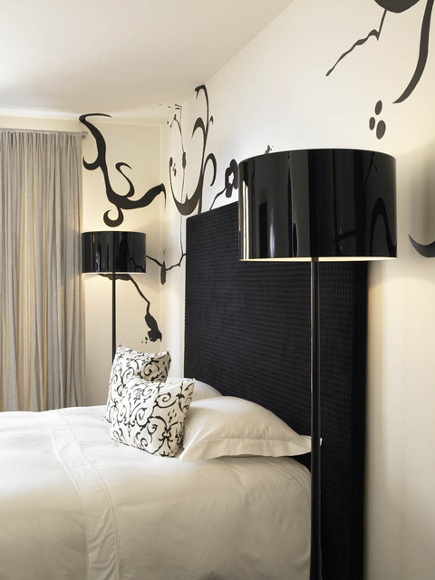 Современный дизайн спальной в черно-белых тонах