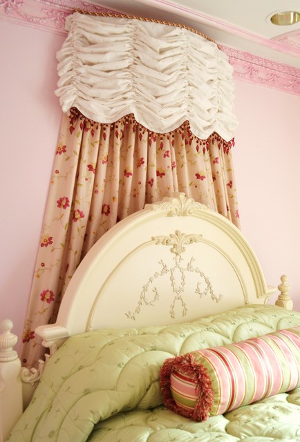 Современный дизайн спальной в розовом цвете