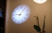 Круглые часы на стене