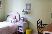 Детская комната со светло-жёлтыми стенами