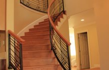 Дизайн лестницы в коричневом цвете.