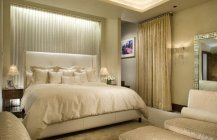 Дизайн роскошной спальни с подушками