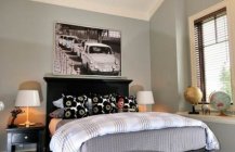 Дизайн спальной комнаты старого автомобилиста