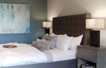 Дизайн спальной комнаты в серо-голубых тонах
