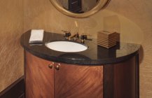 Дизайн туалетной комнаты в коричневых тонах
