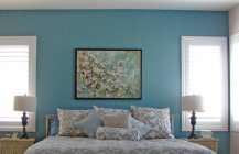 Фото спальной комнаты  в светлых голубых тонах