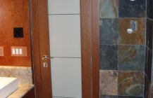 Фотография межкомнатной двери в интерьере  ванной комнаты.