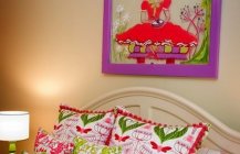 Интерьер детской комнаты с яркими элементами декора