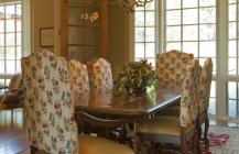Интерьер столовой комнаты в коричневых цветах.