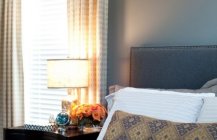 Интерьер светло-серой спальни в стиле модерн
