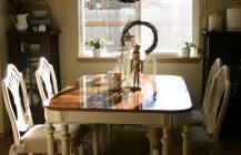 Интересная фотография столовой комнаты с великолепной люстрой