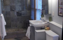 Интересный дизайн современной ванной комнаты