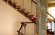 Современный дизайн интерьера лестницы в доме