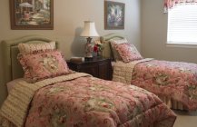 Современный дизайн спальни в розовых тонах