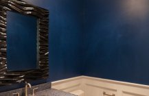 Современный дизайн туалетной комнаты в синем стиле