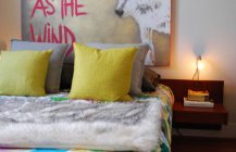 Яркий и современный дизайн молодежной спальни