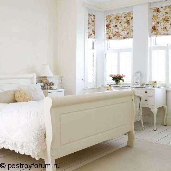 белая спальня с изысканой кроватью