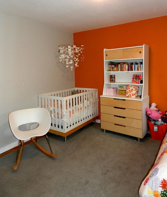 Детская комната в бело-оранжевых тонах.