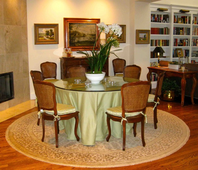 Дизайн столовой комнаты в коричневых цветах.
