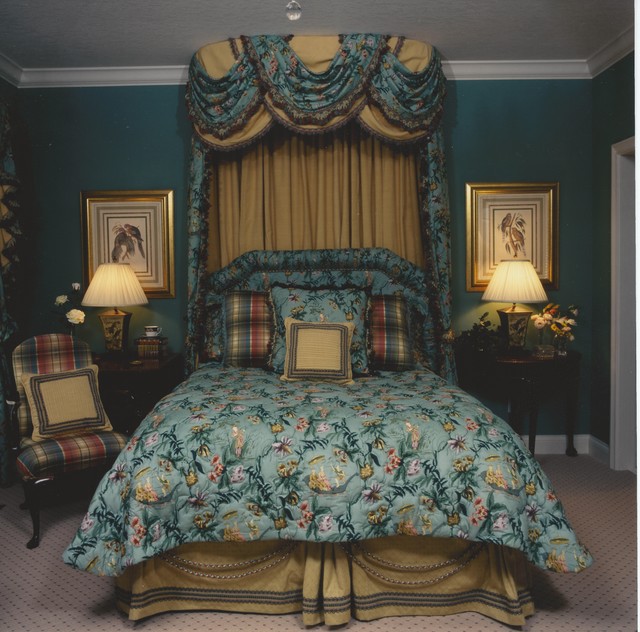 Фото красивой спальной комнаты в доме.