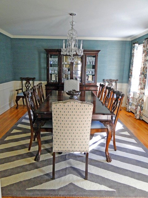 Фотография столовой с полосатым ковром