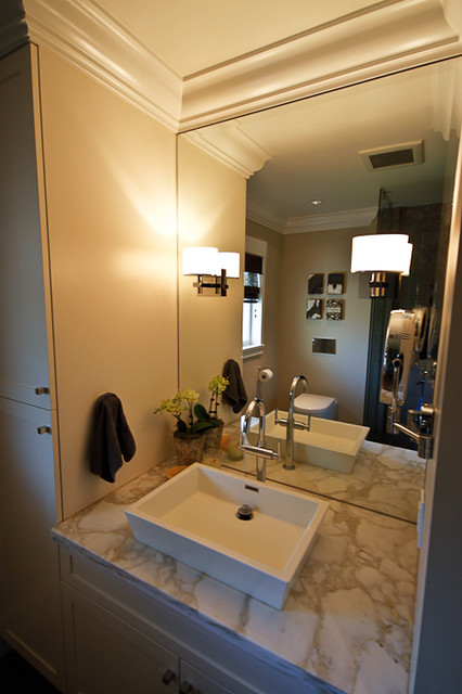 Фотография ванной комнаты с большим зеркалом