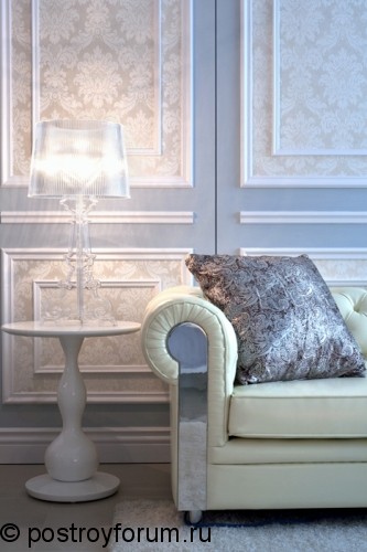 Белая стенка и белый диван в гостиной