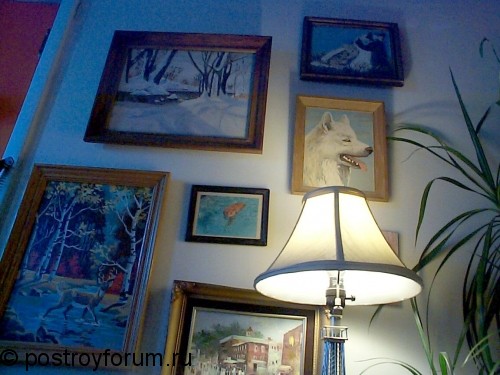 Стена с картинами в гостиной
