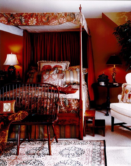 Изысканная спальная комната  в терракотовых тонах