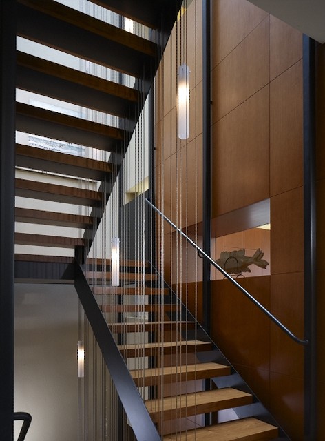 Лестница в центре дизайнерского интерьера