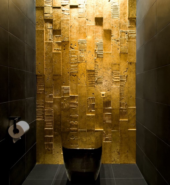 Необычный дизайн туалетной комнаты в черно-золотом исполнении
